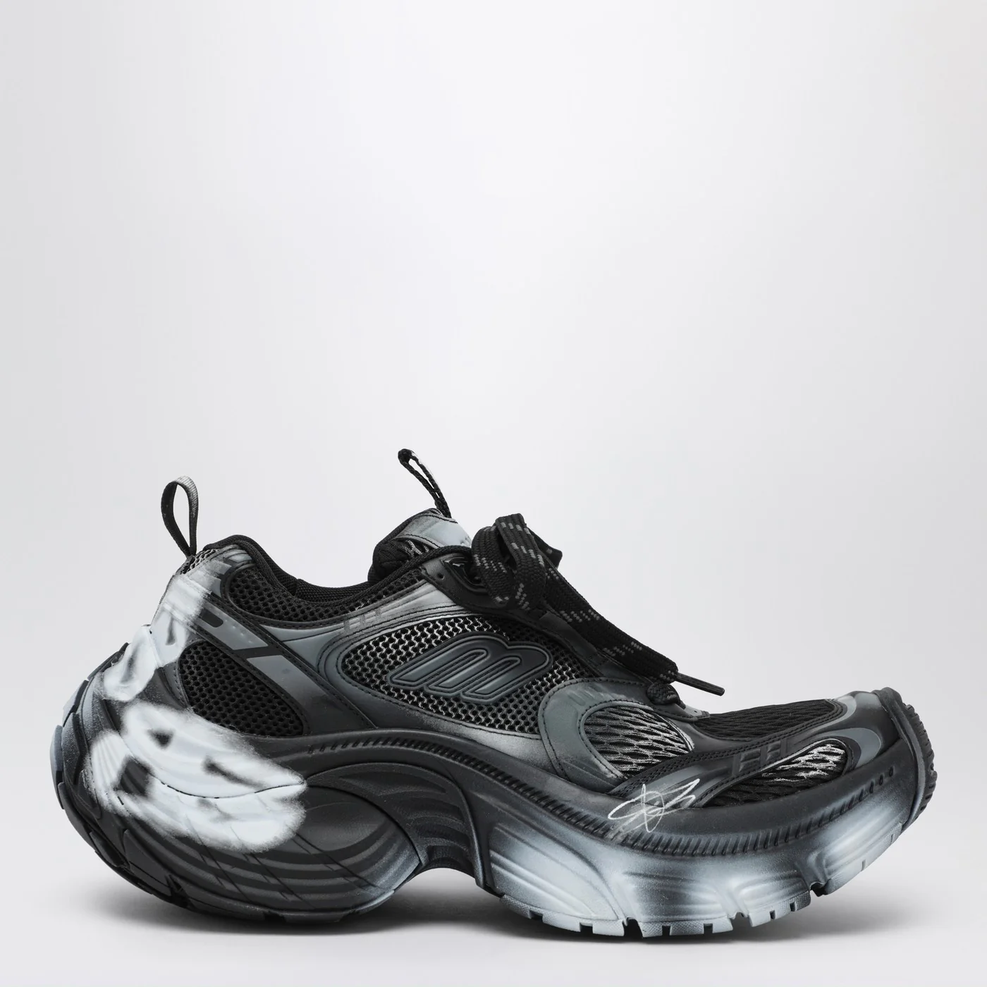 Balenciaga White/black 6XL sneakers with spray details