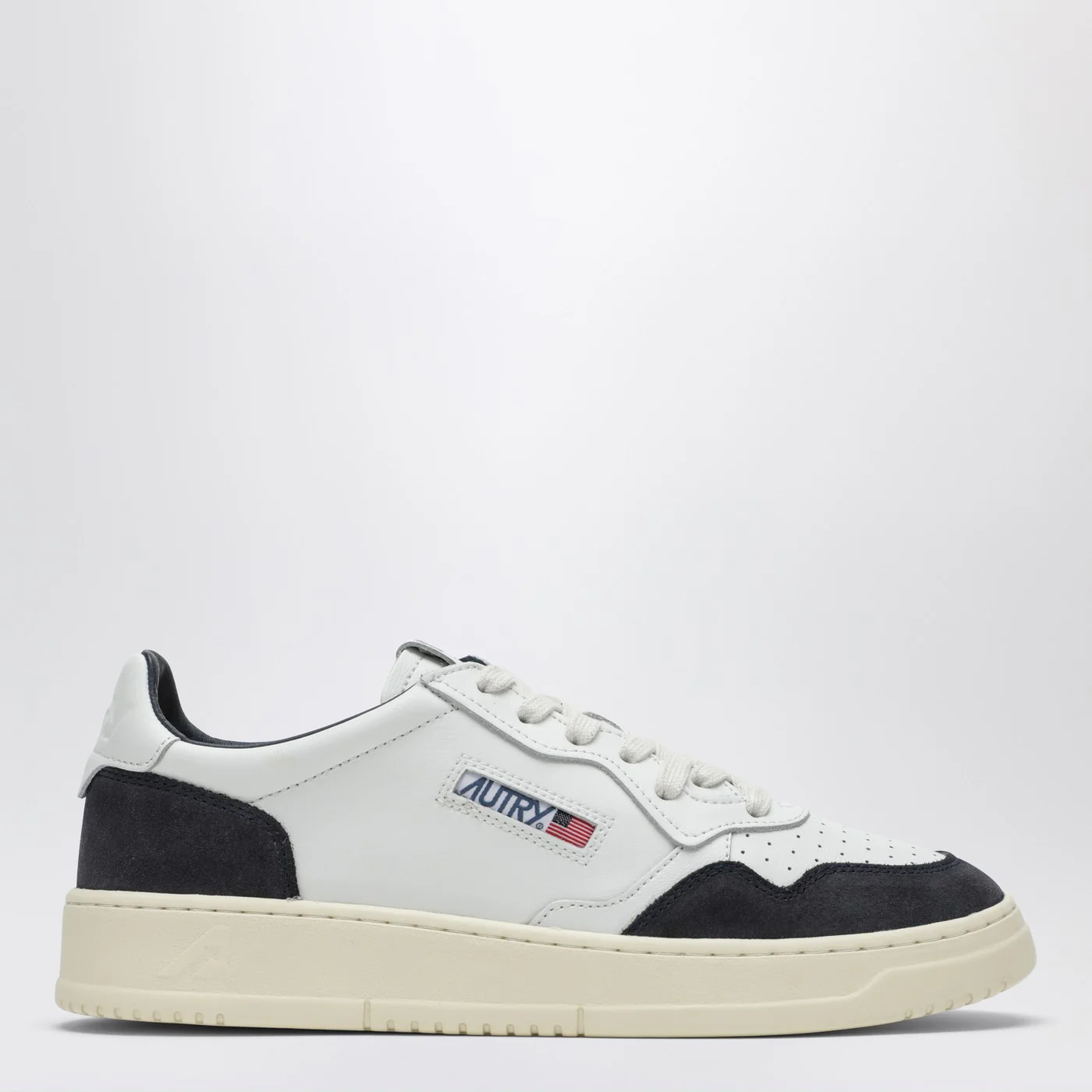AUTRY Medalist Low sneaker in white leather and blue suede