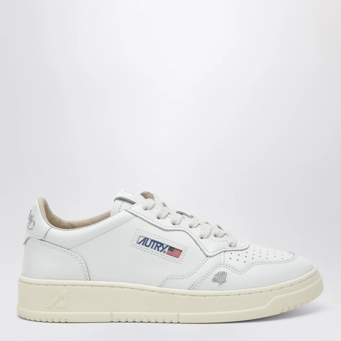 AUTRY Medalist Low sneakers in white leather with shell detail