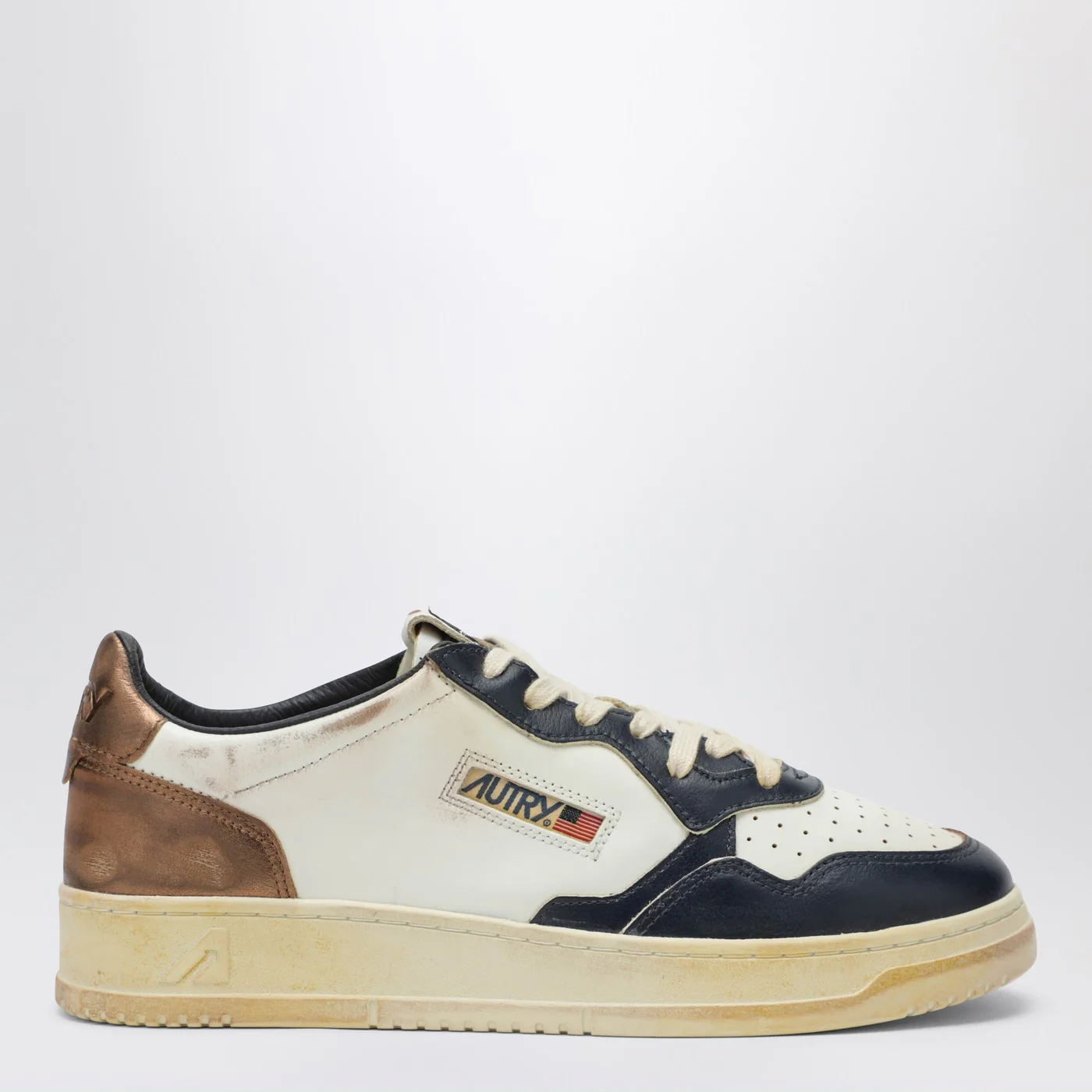 AUTRY Medalist Low Super Vintage Sneakers in white blue copper