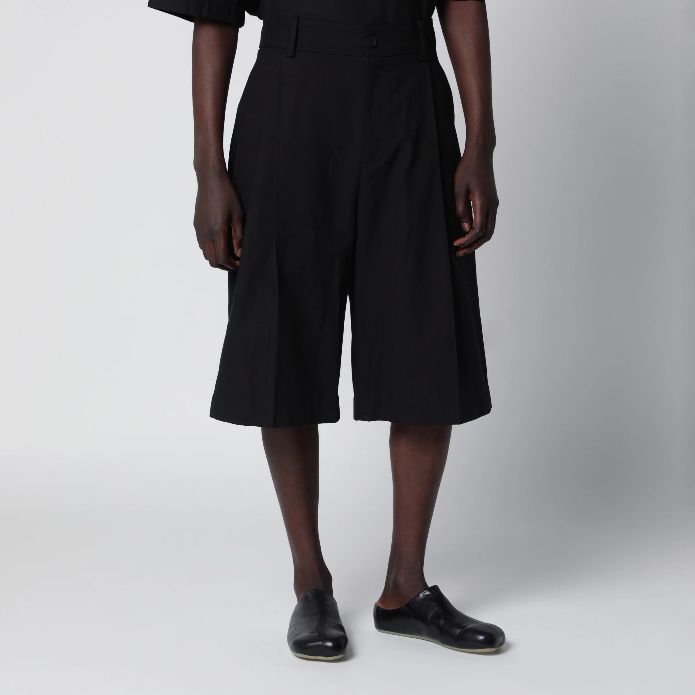 STUDIO NICHOLSON Fowld shorts in cotton blend black