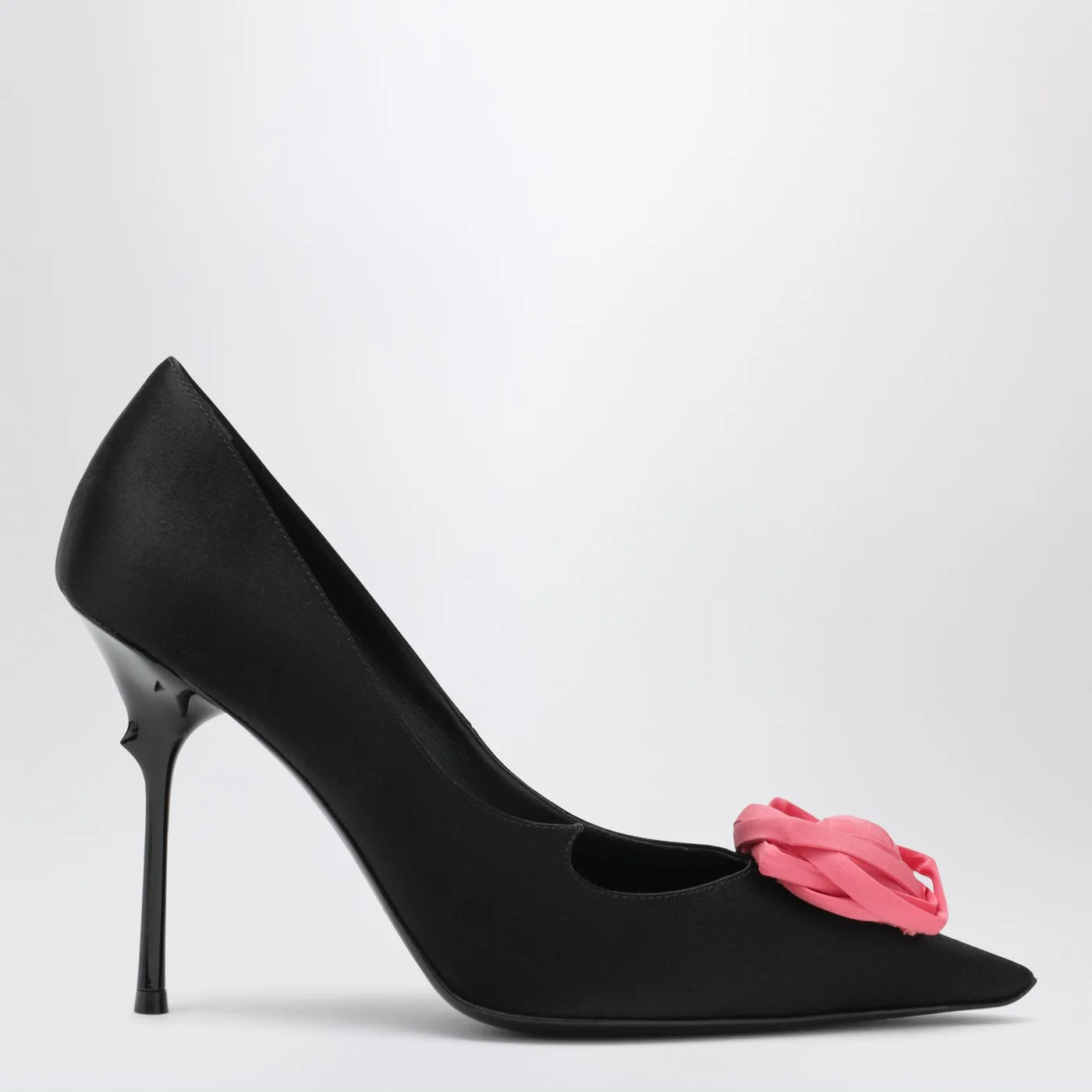 ROGER VIVIER Black satin pumps with rose